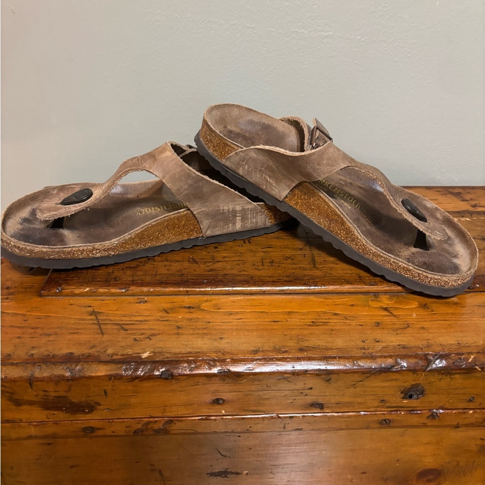 Birkenstock Gizeh leather sandals with buckle